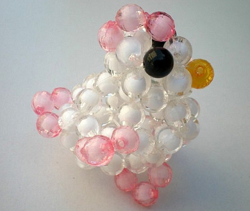 4月11日，正規(guī)可靠的手工副業(yè)，想接正規(guī)廠家的手工項(xiàng)目，在手工之家合作共贏，要注意抓重點(diǎn)，圖為勵(lì)志珠珠繡串珠手工產(chǎn)品剪影