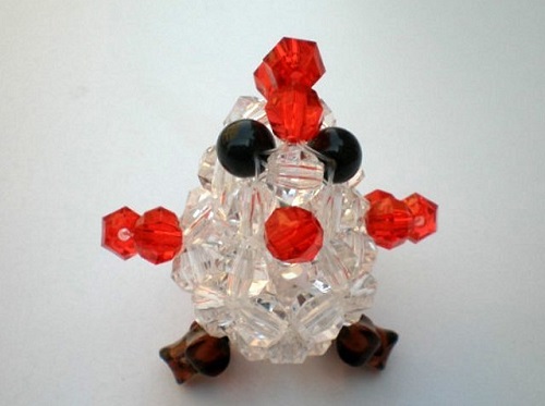 4月11日，正規(guī)可靠的手工副業(yè)，想接正規(guī)廠家的手工項(xiàng)目，在手工之家合作共贏，要注意抓重點(diǎn)，圖為勵(lì)志珠珠繡串珠手工產(chǎn)品剪影