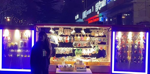 成品銷(xiāo)售新形態(tài)·移動(dòng)潮品店，手工之家是這樣做的
