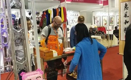 成品銷(xiāo)售新形態(tài)·移動(dòng)潮品店，手工之家是這樣做的