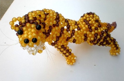 4月12日，帶回家做的手工項(xiàng)目，在家做手工掙錢，實(shí)地考察與線上合作，該怎樣選，圖為勵(lì)志珠珠繡串珠手工產(chǎn)品剪影