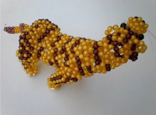 4月12日，帶回家做的手工項(xiàng)目，在家做手工掙錢，實(shí)地考察與線上合作，該怎樣選，圖為勵(lì)志珠珠繡串珠手工產(chǎn)品剪影