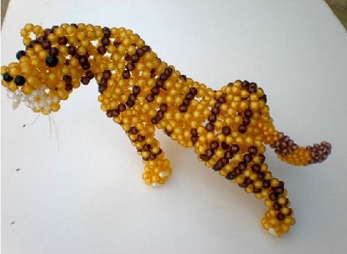 4月12日，帶回家做的手工項(xiàng)目，在家做手工掙錢，實(shí)地考察與線上合作，該怎樣選，圖為勵(lì)志珠珠繡串珠手工產(chǎn)品剪影