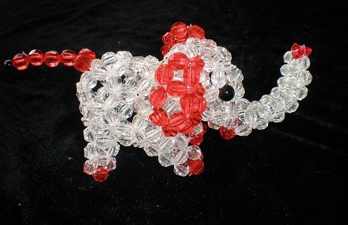 4月17日，手工加工回收項(xiàng)目，在家做手工靈活就業(yè)，在手工之家，會(huì)認(rèn)識(shí)很多居家掙錢的朋友，圖為勵(lì)志珠珠繡串珠手工產(chǎn)品剪影