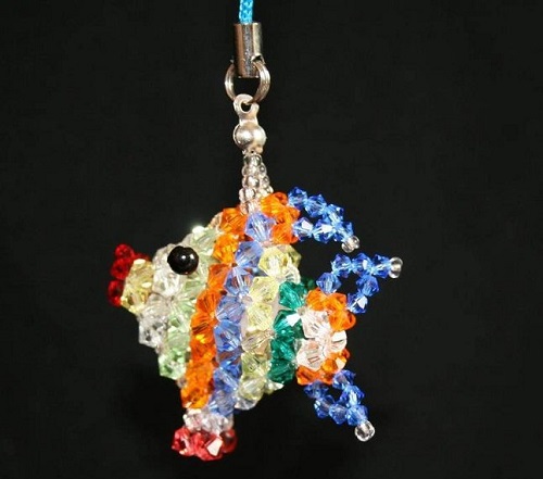 4月17日，手工加工回收項(xiàng)目，在家做手工靈活就業(yè)，在手工之家，會(huì)認(rèn)識(shí)很多居家掙錢的朋友，圖為勵(lì)志珠珠繡串珠手工產(chǎn)品剪影