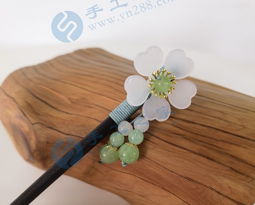 4月18日，想接正規(guī)廠家的手工項(xiàng)目，在家通過手工靈活就業(yè)，在手工之家如何咨詢、如何申請合作，圖為勵志珠珠繡串珠手工產(chǎn)品剪影