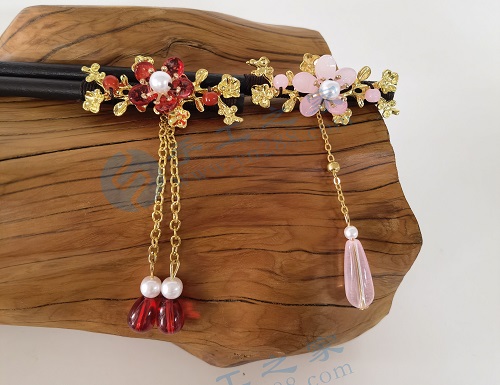 4月18日，想接正規(guī)廠家的手工項(xiàng)目，在家通過手工靈活就業(yè)，在手工之家如何咨詢、如何申請合作，圖為勵志珠珠繡串珠手工產(chǎn)品剪影