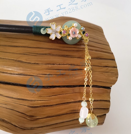 4月18日，想接正規(guī)廠家的手工項(xiàng)目，在家通過手工靈活就業(yè)，在手工之家如何咨詢、如何申請合作，圖為勵志珠珠繡串珠手工產(chǎn)品剪影