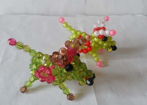 4月19日，手工外發(fā)加工正規(guī)廠家，農(nóng)村手工加工副業(yè)靈活就業(yè)，在手工之家，加工有樣品、銷售供產(chǎn)品，圖為勵志珠珠繡串珠手工產(chǎn)品剪影