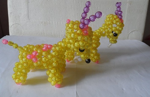 4月19日，手工外發(fā)加工正規(guī)廠家，農(nóng)村手工加工副業(yè)靈活就業(yè)，在手工之家，加工有樣品、銷售供產(chǎn)品，圖為勵志珠珠繡串珠手工產(chǎn)品剪影