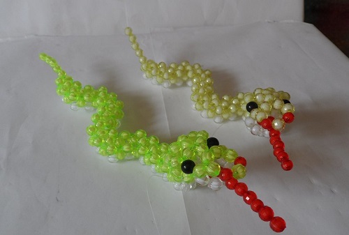 4月19日，手工外發(fā)加工正規(guī)廠家，農(nóng)村手工加工副業(yè)靈活就業(yè)，在手工之家，加工有樣品、銷售供產(chǎn)品，圖為勵志珠珠繡串珠手工產(chǎn)品剪影