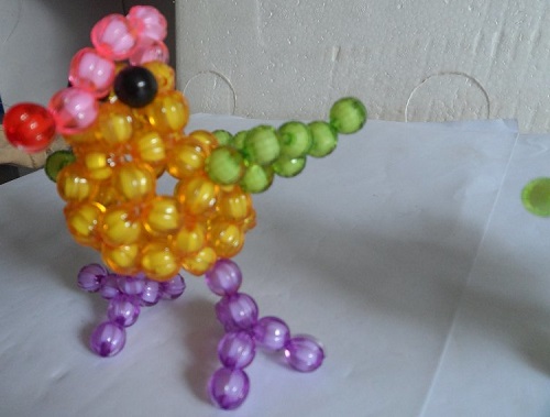 4月19日，手工外發(fā)加工正規(guī)廠家，農(nóng)村手工加工副業(yè)靈活就業(yè)，在手工之家，加工有樣品、銷售供產(chǎn)品，圖為勵志珠珠繡串珠手工產(chǎn)品剪影