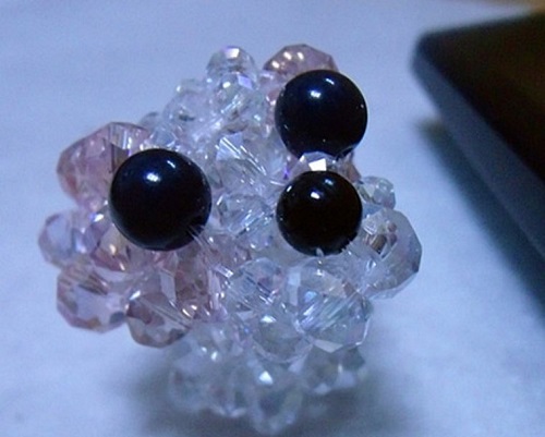 4月20日，在家可以做的兼職工作，正規(guī)手工活外發(fā)加工網(wǎng)副業(yè)，在手工之家，合作簽合同，大家都放心，圖為勵(lì)志珠珠繡串珠手工產(chǎn)品剪影