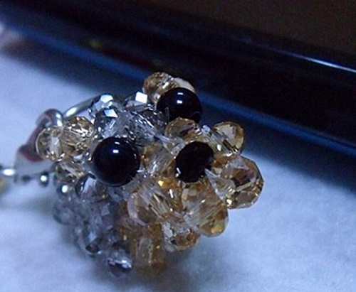 4月20日，在家可以做的兼職工作，正規(guī)手工活外發(fā)加工網(wǎng)副業(yè)，在手工之家，合作簽合同，大家都放心，圖為勵(lì)志珠珠繡串珠手工產(chǎn)品剪影