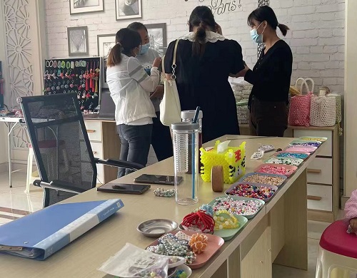 手工活外發(fā)加工，怎么做蕞賺錢，開個(gè)小型飾品加工廠是不錯(cuò)的選擇
