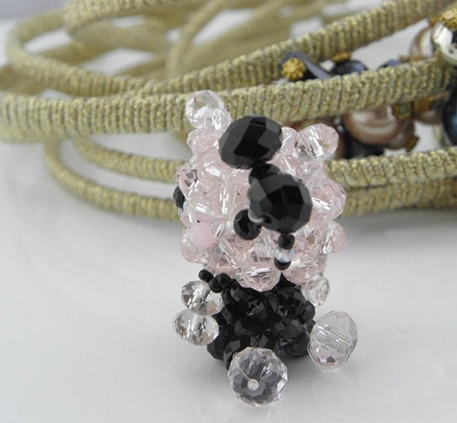 4月21日，手工活外發(fā)加工正規(guī)廠家直接發(fā)貨，在家做的手工靈活就業(yè)，在手工之家合作都有什么內(nèi)容，圖為勵(lì)志珠珠繡串珠手工產(chǎn)品剪影