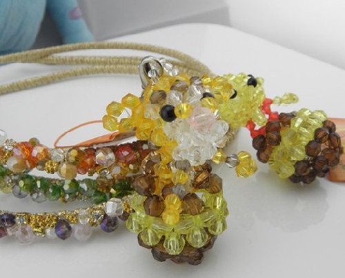 4月21日，手工活外發(fā)加工正規(guī)廠家直接發(fā)貨，在家做的手工靈活就業(yè)，在手工之家合作都有什么內(nèi)容，圖為勵(lì)志珠珠繡串珠手工產(chǎn)品剪影