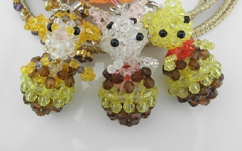 4月21日，手工活外發(fā)加工正規(guī)廠家直接發(fā)貨，在家做的手工靈活就業(yè)，在手工之家合作都有什么內(nèi)容，圖為勵(lì)志珠珠繡串珠手工產(chǎn)品剪影