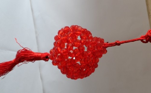 4月22日，在家可以做什么手工掙錢，居家靈活就業(yè)的串珠手工副業(yè)，在手工之家靈活就業(yè)創(chuàng)業(yè)有多自由，圖為勵志珠珠繡串珠手工產(chǎn)品剪影