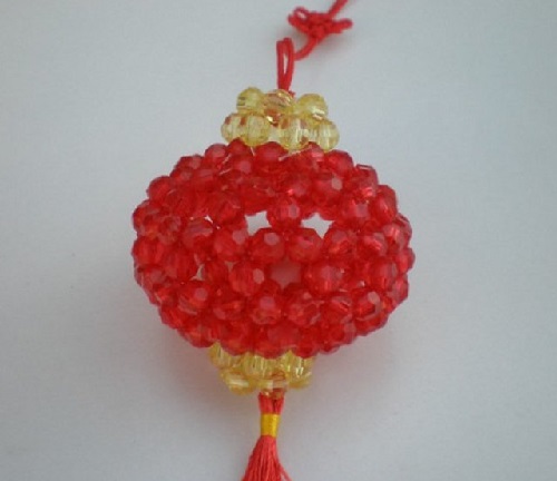 4月22日，在家可以做什么手工掙錢，居家靈活就業(yè)的串珠手工副業(yè)，在手工之家靈活就業(yè)創(chuàng)業(yè)有多自由，圖為勵志珠珠繡串珠手工產(chǎn)品剪影