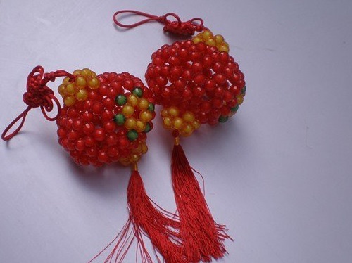 4月22日，在家可以做什么手工掙錢，居家靈活就業(yè)的串珠手工副業(yè)，在手工之家靈活就業(yè)創(chuàng)業(yè)有多自由，圖為勵志珠珠繡串珠手工產(chǎn)品剪影