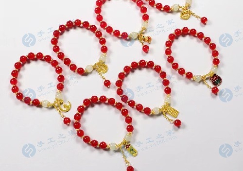 4月25日，在家做兼職的正規(guī)平臺(tái)，與家人一起做的靈活就業(yè)掙錢(qián)的副業(yè)，在手工之家產(chǎn)品為什么選擇多，圖為勵(lì)志珠珠繡串珠手工產(chǎn)品剪影