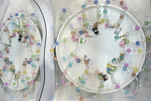 4月25日，在家做兼職的正規(guī)平臺(tái)，與家人一起做的靈活就業(yè)掙錢(qián)的副業(yè)，在手工之家產(chǎn)品為什么選擇多，圖為勵(lì)志珠珠繡串珠手工產(chǎn)品剪影