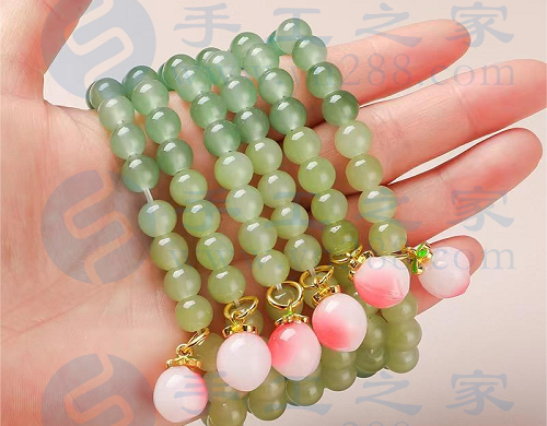 4月25日，在家做兼職的正規(guī)平臺(tái)，與家人一起做的靈活就業(yè)掙錢(qián)的副業(yè)，在手工之家產(chǎn)品為什么選擇多，圖為勵(lì)志珠珠繡串珠手工產(chǎn)品剪影