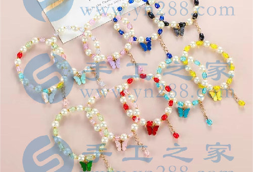 4月25日，在家做兼職的正規(guī)平臺(tái)，與家人一起做的靈活就業(yè)掙錢(qián)的副業(yè)，在手工之家產(chǎn)品為什么選擇多，圖為勵(lì)志珠珠繡串珠手工產(chǎn)品剪影