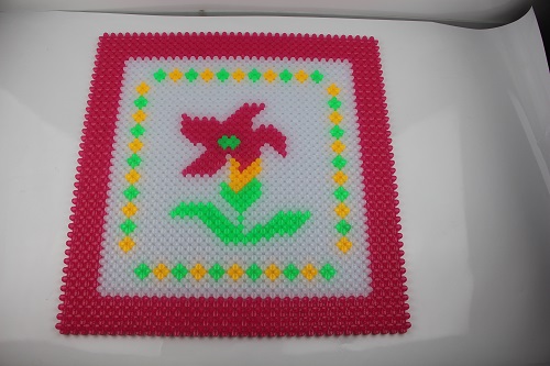 4月26日，外發(fā)加工接單平臺(tái)，在家做手工掙錢增收，全面了解手工之家都指什么，圖為勵(lì)志珠珠繡串珠手工產(chǎn)品剪影