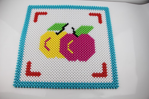 4月26日，外發(fā)加工接單平臺(tái)，在家做手工掙錢增收，全面了解手工之家都指什么，圖為勵(lì)志珠珠繡串珠手工產(chǎn)品剪影