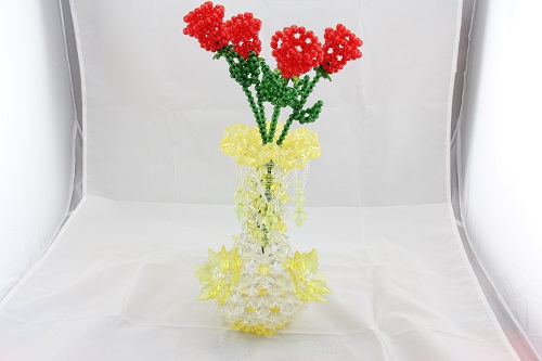 4月27日，在家里做什么可以掙錢又不用多投資，純手工項目受歡迎，手工之家的珠繡串珠項目好做在哪里，圖為勵志珠珠繡串珠手工產品剪影