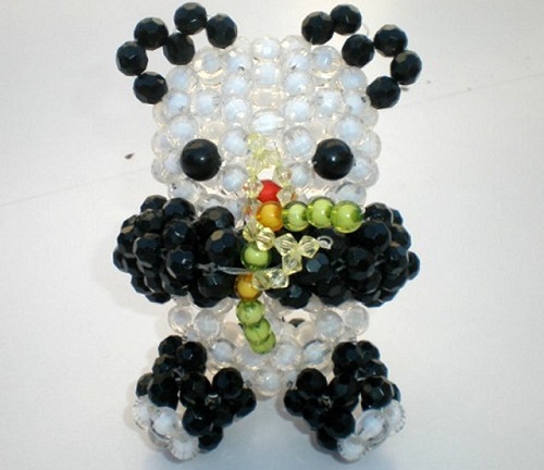 4月28日，在家能做的兼職正規(guī)，居家靈活就業(yè)好副業(yè)，在手工之家，發(fā)言權(quán)在一線人員手里，圖為勵(lì)志珠珠繡串珠手工產(chǎn)品剪影