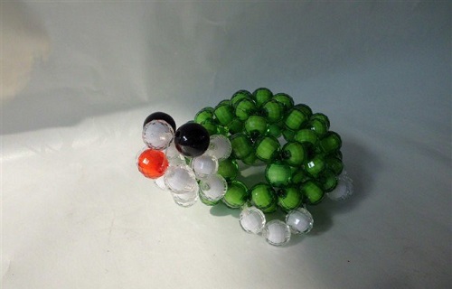 4月28日，在家能做的兼職正規(guī)，居家靈活就業(yè)好副業(yè)，在手工之家，發(fā)言權(quán)在一線人員手里，圖為勵(lì)志珠珠繡串珠手工產(chǎn)品剪影