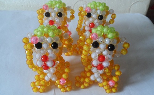 4月28日，在家能做的兼職正規(guī)，居家靈活就業(yè)好副業(yè)，在手工之家，發(fā)言權(quán)在一線人員手里，圖為勵(lì)志珠珠繡串珠手工產(chǎn)品剪影