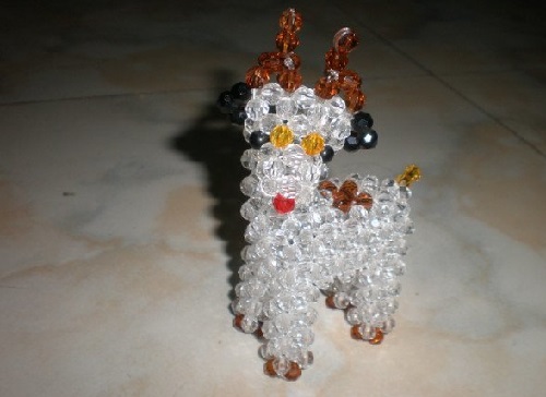 4月28日，在家能做的兼職正規(guī)，居家靈活就業(yè)好副業(yè)，在手工之家，發(fā)言權(quán)在一線人員手里，圖為勵(lì)志珠珠繡串珠手工產(chǎn)品剪影