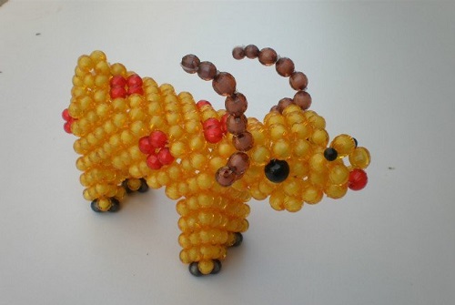 4月28日，在家能做的兼職正規(guī)，居家靈活就業(yè)好副業(yè)，在手工之家，發(fā)言權(quán)在一線人員手里，圖為勵(lì)志珠珠繡串珠手工產(chǎn)品剪影