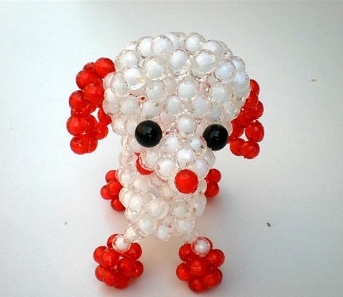 4月29日，在家怎么賺錢，在家可以做的兼職工作，居家靈活就業(yè)好副業(yè)，手工之家的加工人員加工銷售誰掙錢多，圖為勵(lì)志珠珠繡串珠手工產(chǎn)品剪影