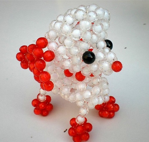 4月29日，在家怎么賺錢，在家可以做的兼職工作，居家靈活就業(yè)好副業(yè)，手工之家的加工人員加工銷售誰掙錢多，圖為勵(lì)志珠珠繡串珠手工產(chǎn)品剪影