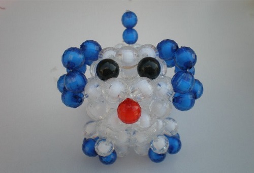 4月29日，在家怎么賺錢，在家可以做的兼職工作，居家靈活就業(yè)好副業(yè)，手工之家的加工人員加工銷售誰掙錢多，圖為勵(lì)志珠珠繡串珠手工產(chǎn)品剪影