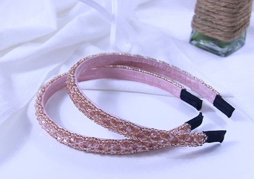 4月30日，在家兼職平臺(tái)正規(guī)的日結(jié)手工有沒(méi)有，在家手工掙錢(qián)，通過(guò)手工之家開(kāi)飾品加工廠，收入如何，圖為勵(lì)志珠珠繡串珠手工產(chǎn)品剪影