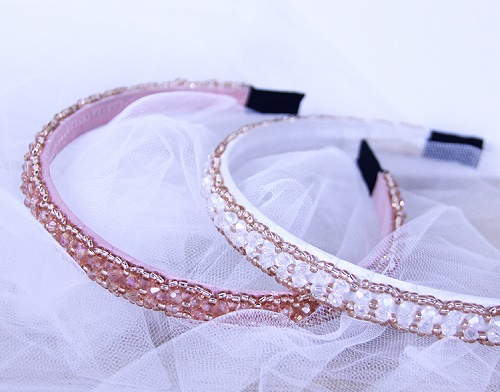 4月30日，在家兼職平臺(tái)正規(guī)的日結(jié)手工有沒(méi)有，在家手工掙錢(qián)，通過(guò)手工之家開(kāi)飾品加工廠，收入如何，圖為勵(lì)志珠珠繡串珠手工產(chǎn)品剪影