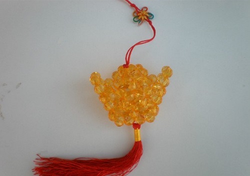 5月2日，兼職手工活外發(fā)加工在家可做，正規(guī)可靠的純手工項(xiàng)目，與手工之家合作配套的是什么，圖為勵(lì)志珠珠繡串珠手工產(chǎn)品剪影