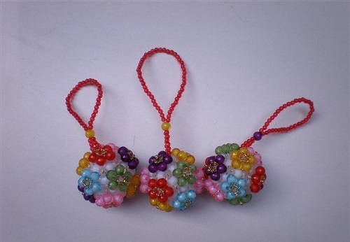 5月2日，兼職手工活外發(fā)加工在家可做，正規(guī)可靠的純手工項(xiàng)目，與手工之家合作配套的是什么，圖為勵(lì)志珠珠繡串珠手工產(chǎn)品剪影