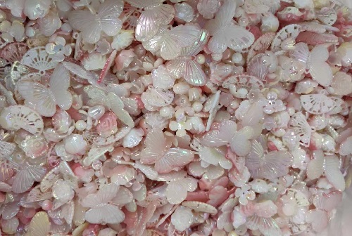 5月4日，在家做兼職的正規(guī)平臺，居家靈活就業(yè)好副業(yè)，在手工之家，加工人員各個有什么特點，圖為勵志珠珠繡串珠手工材料剪影