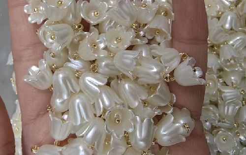 5月4日，在家做兼職的正規(guī)平臺，居家靈活就業(yè)好副業(yè)，在手工之家，加工人員各個有什么特點，圖為勵志珠珠繡串珠手工材料剪影