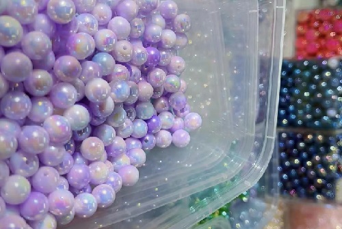 5月4日，在家做兼職的正規(guī)平臺，居家靈活就業(yè)好副業(yè)，在手工之家，加工人員各個有什么特點，圖為勵志珠珠繡串珠手工材料剪影