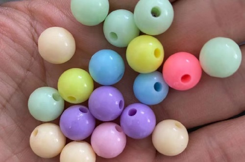 5月4日，在家做兼職的正規(guī)平臺，居家靈活就業(yè)好副業(yè)，在手工之家，加工人員各個有什么特點，圖為勵志珠珠繡串珠手工材料剪影