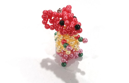 5月6日，兼職手工活外發(fā)加工在家可做，在家做的手工副業(yè)，手工之家的銷售、加工如何選產(chǎn)品，圖為勵志珠珠繡串珠手工產(chǎn)品剪影