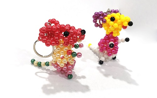 5月6日，兼職手工活外發(fā)加工在家可做，在家做的手工副業(yè)，手工之家的銷售、加工如何選產(chǎn)品，圖為勵志珠珠繡串珠手工產(chǎn)品剪影